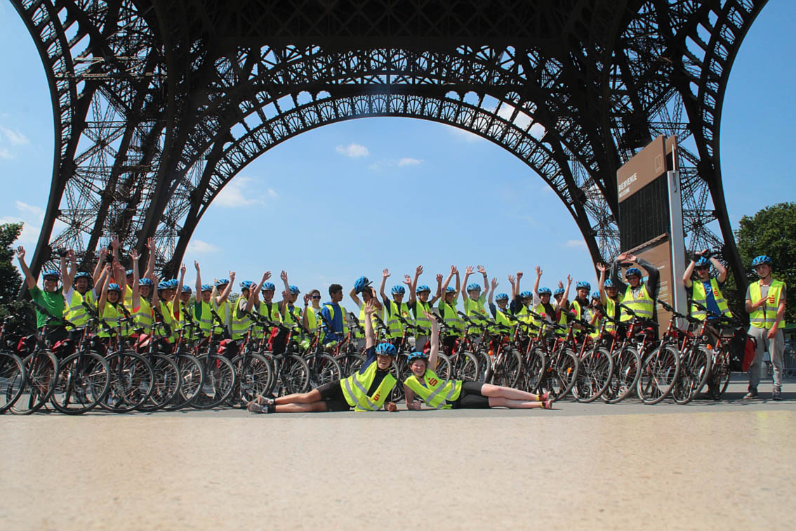 stolzes Gruppenbild Eiffelturm_k